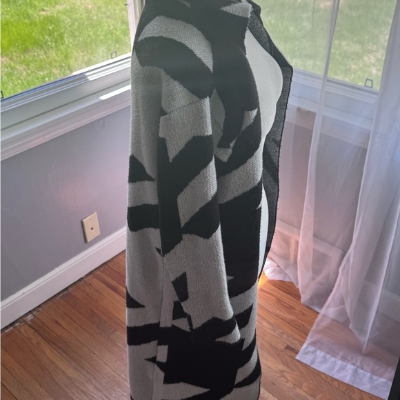 Stylish Black and White Women's Long Cardigan Sweater - Picture 5 of 6